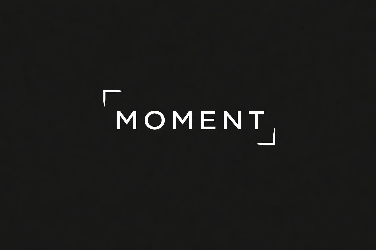 Siyah zeminde beyaz Moment logosu
